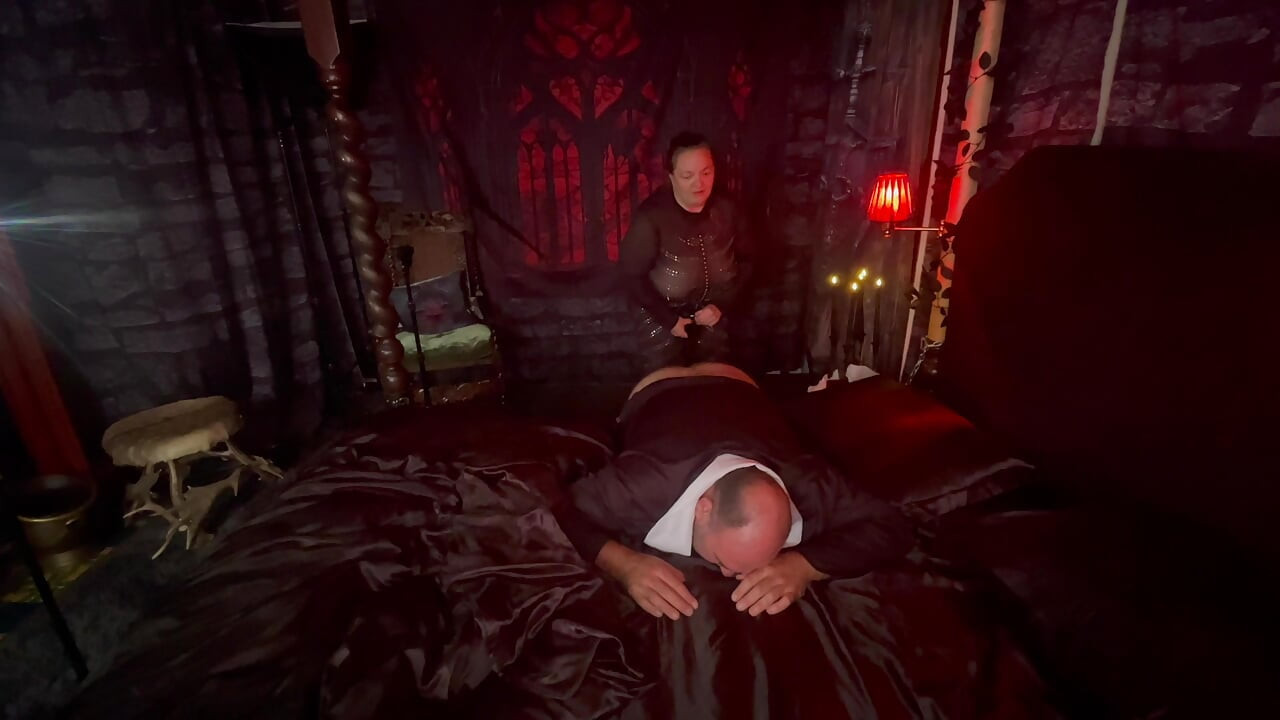 Parte 2:- La Regina Vampiro trasforma il prete in una puttana succhiacazzi.