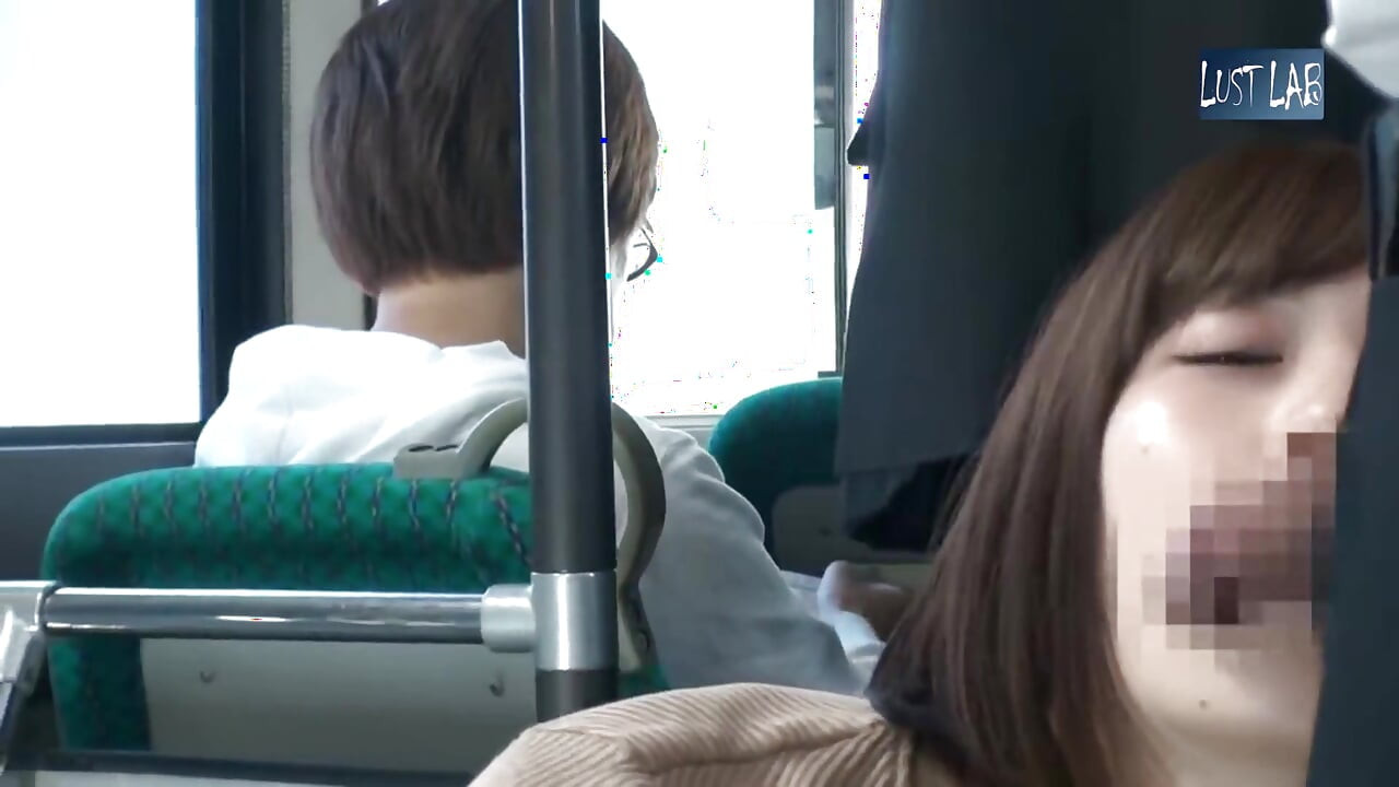 Kalabalık otobüs acelesi. Sıkı pantolonlu evli kadın sıkı baskıyı hissediyor, külot çizgisi o ana kadar verdiği gibi gösteriyor bölüm 1