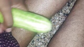 Bhabhi ki pussy me red chilly masala lagakar chata