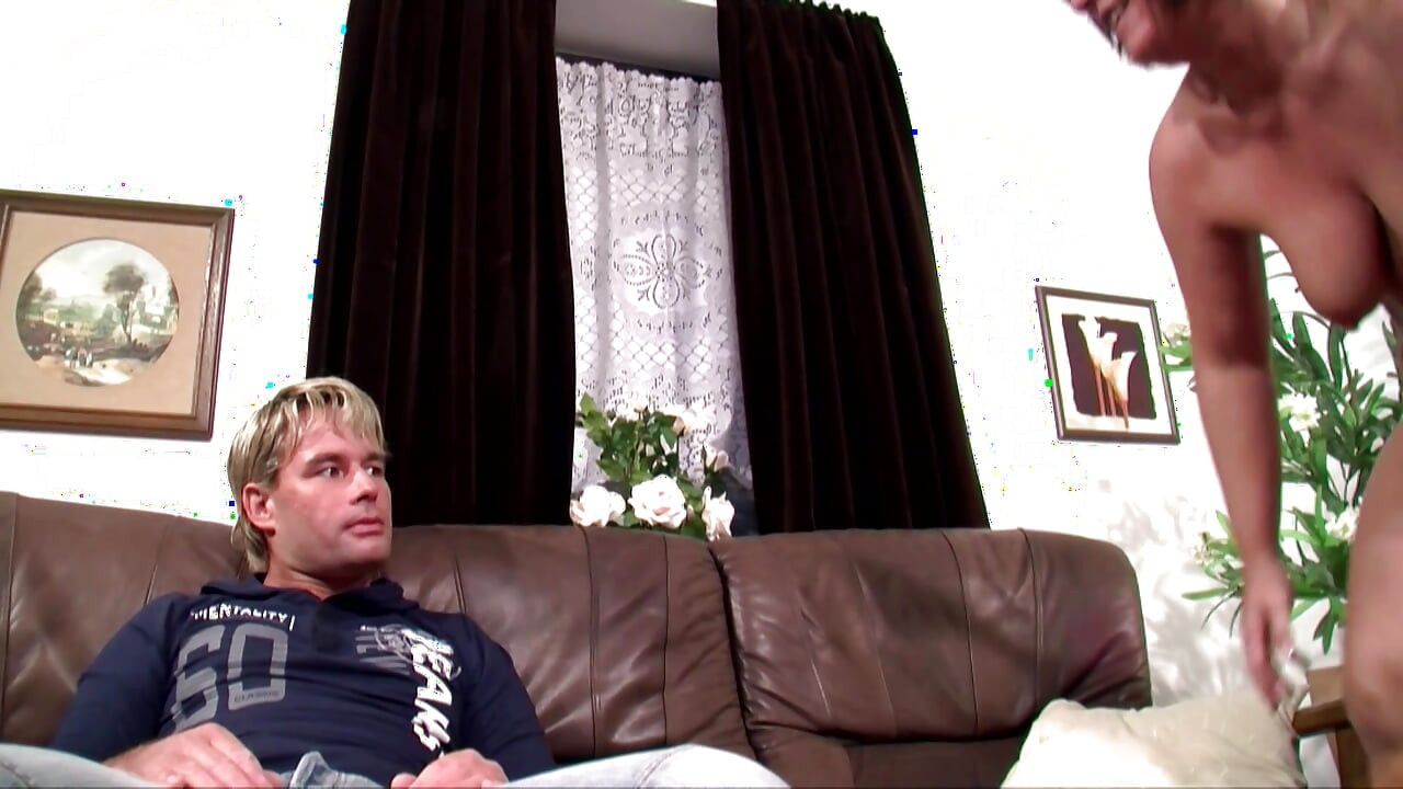 Bare stnon vali ht yuva chodne layak mammiyan nnga nach aur vybhichari pati snkalan