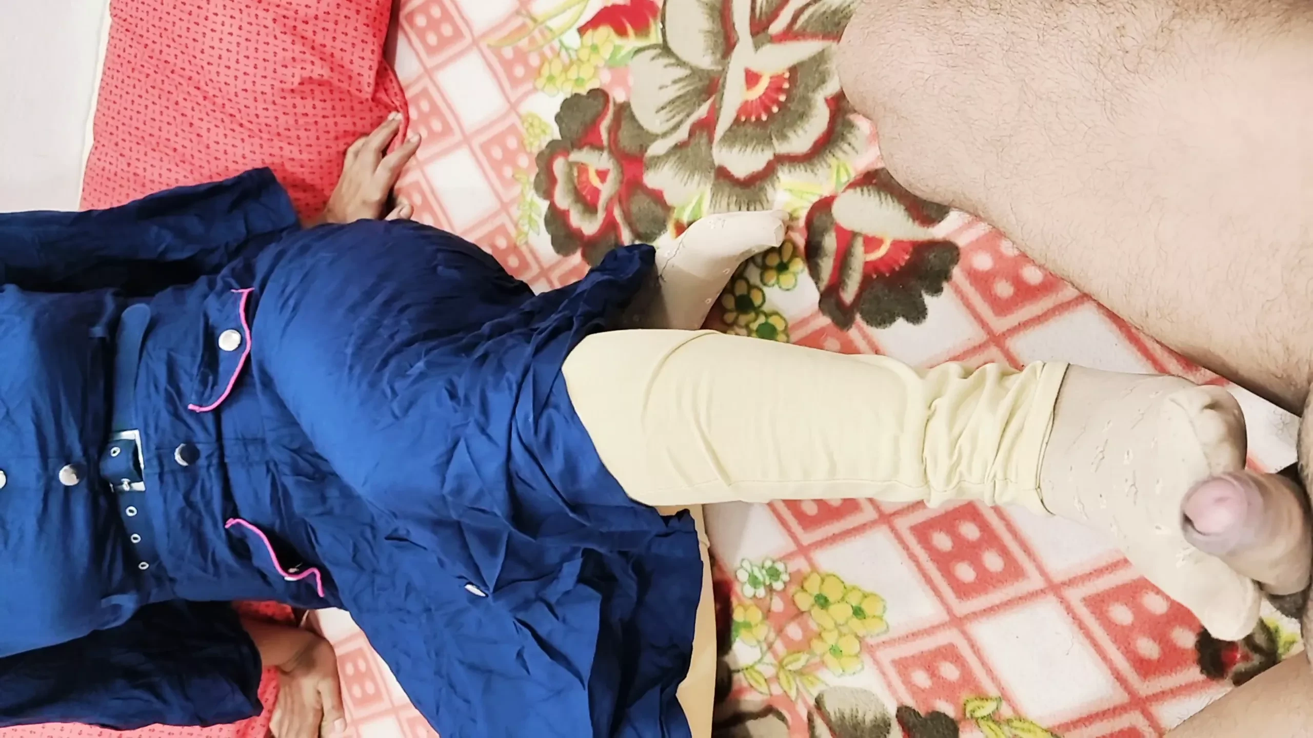 Дезі гаряча подруга мохіні трахається з її тестем у мохіні, що говорить хінді. слово