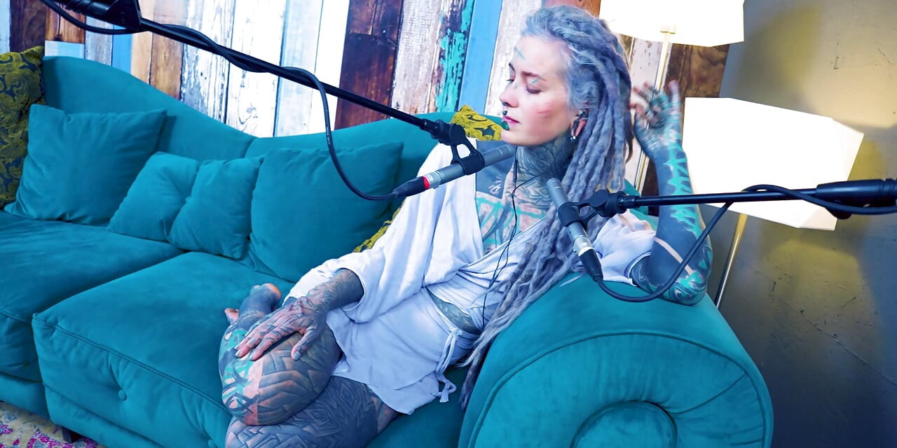 Ich spreche über S - Shame - ASMR podcast SFW spricht goth dünnes mädchen dreadlocks tattoo-modell inked mädchen