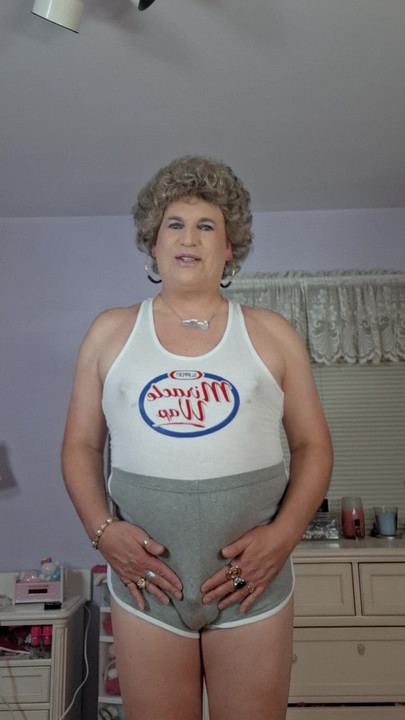 ตูดใหญ่อร่อยของกูต้องโดนสัมผัสและเลียและคลิตอริสตัวเล็กของกูต้องการการบีบ!