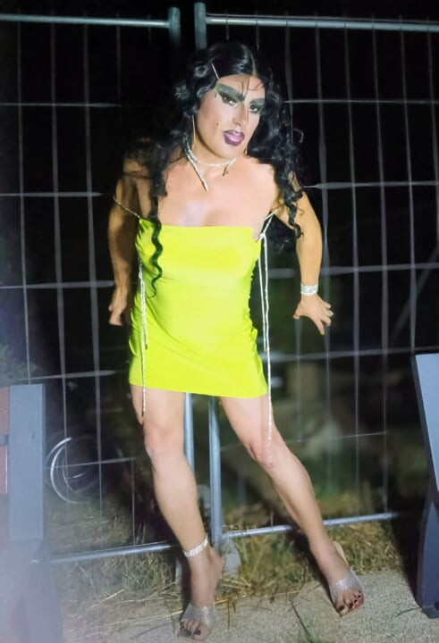 Prekrasna zrela kurva transvestit puši, pravi striptiz i svršava u parku