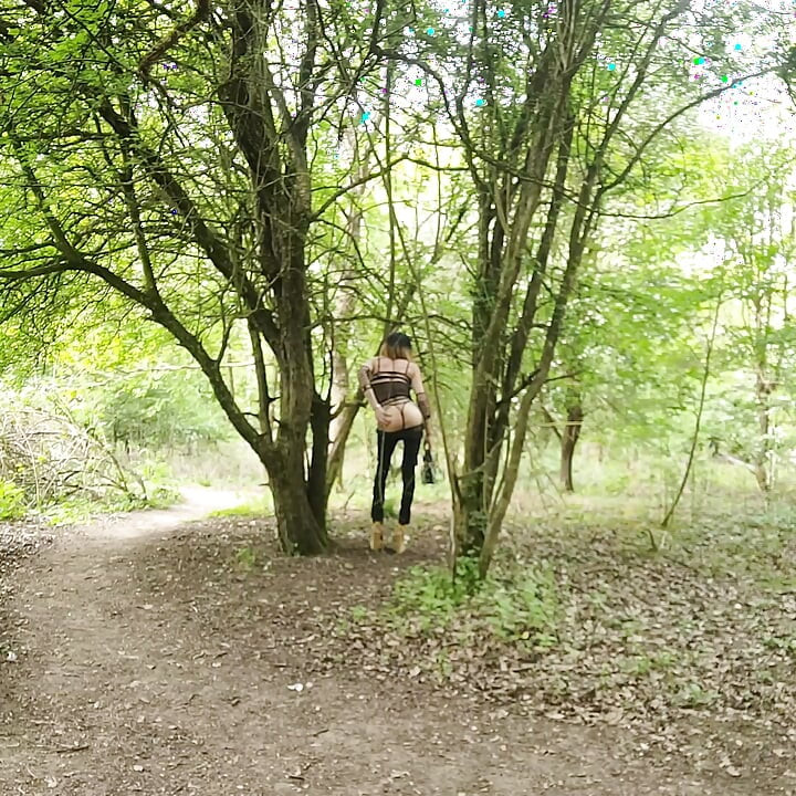 A Transvestite Whore in JeaN's👖G-STAR Raw shows off to the Voyeurs in the Forest of Brunoy at the NapoléoN VaneSsaBiTCHx PariSChienneTrvprod⁹