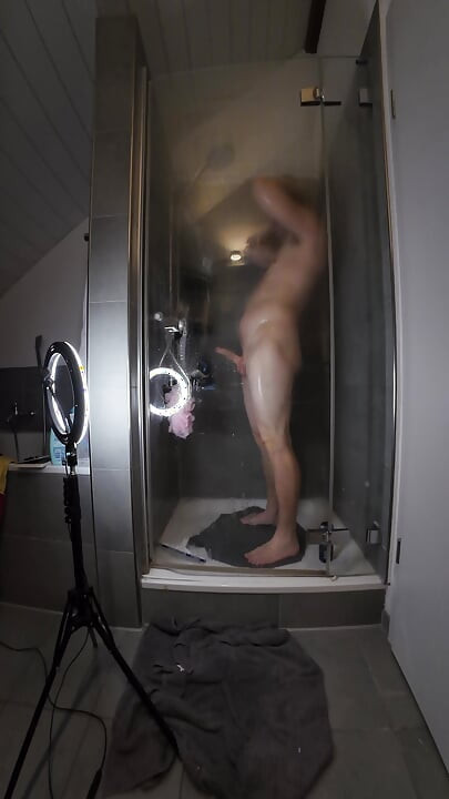 Oh je kijkt nog steeds naar me terwijl ik onder de douche ben?