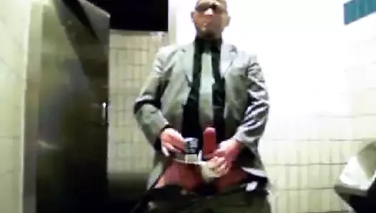 Str8 daddy performing in public bathroom