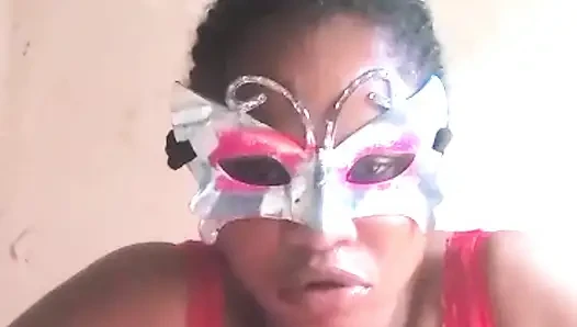 Wanita Afrika menyentuh memeknya