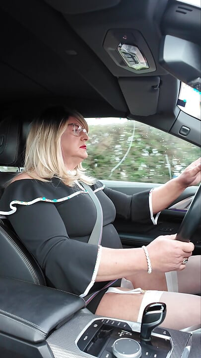 Sexy Crossdresser kellycd2022 enjoying a Sunday afternoon drive out
