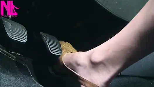 Menyadarkan dan mengemudi dengan sandal cokelat peeptoe muda
