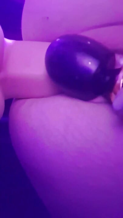 Spaß mit großem rosa dildo