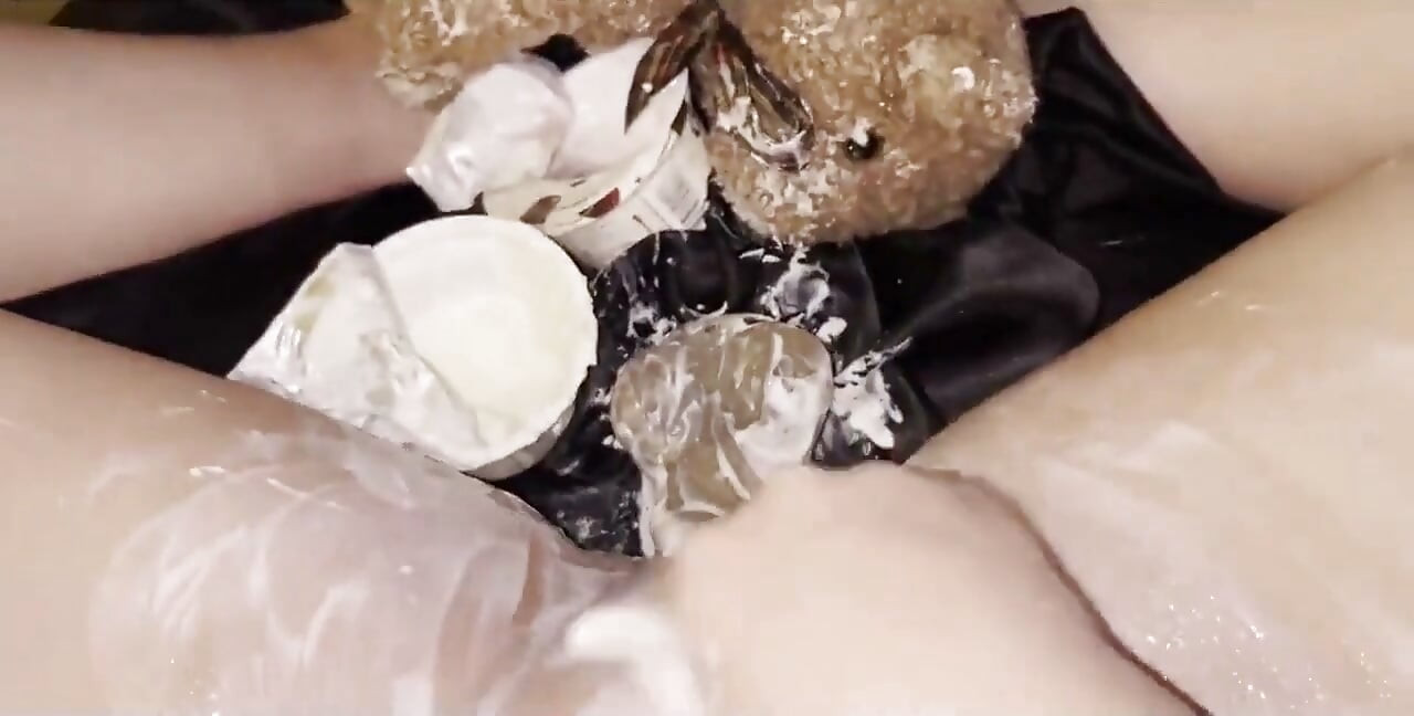 Моя падчерица извращается с Yougurt и огромным стеклянным дилдо - я не знал, что это может произойти, если я оставлю ее дома одних