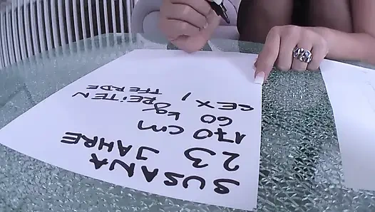 Edepsiz bir ev hanımı ıslak amında dildoyla inliyor