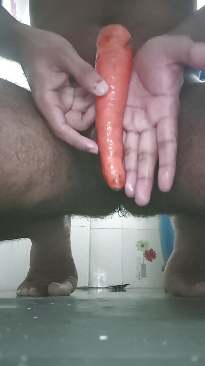 Havuçla anal seks yapmayı seviyor