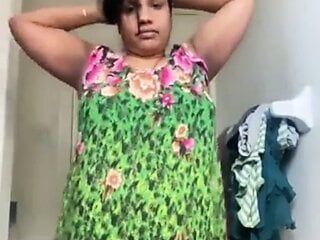 Mujer tamil, baño y ducha desnuda