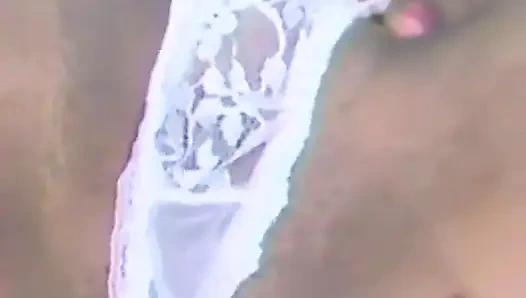 Ein ebenholz-schätzchen fickt sich mit vielen dildos