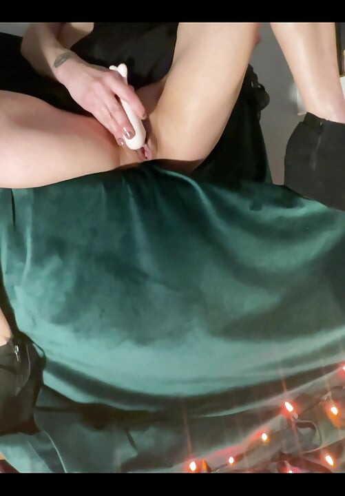 Još jedan povratak, oduvijek sam volio natjerati ovu savršenu pičku da svrši dok ti gledaš