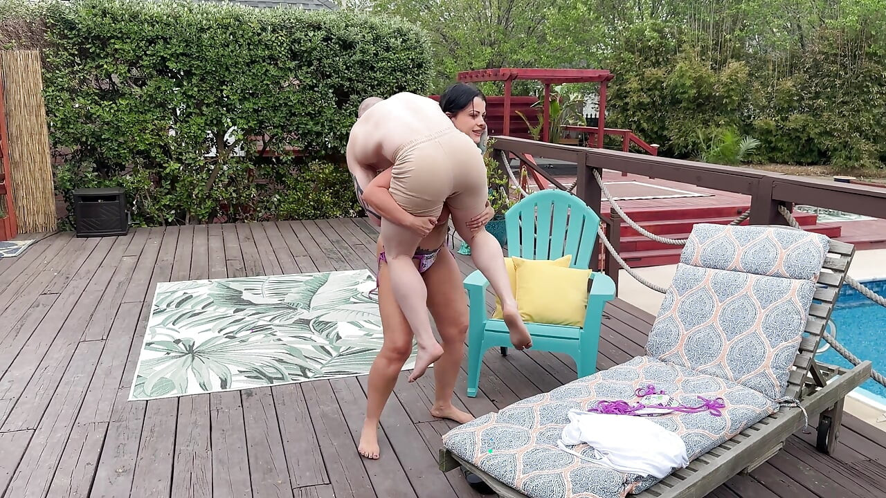 Nadia white dan baxx lagi asik bugil di lift dan carry