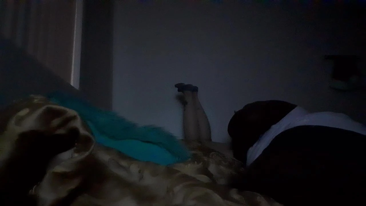 Milf tht kedi yememe izin vermek için geri geldi