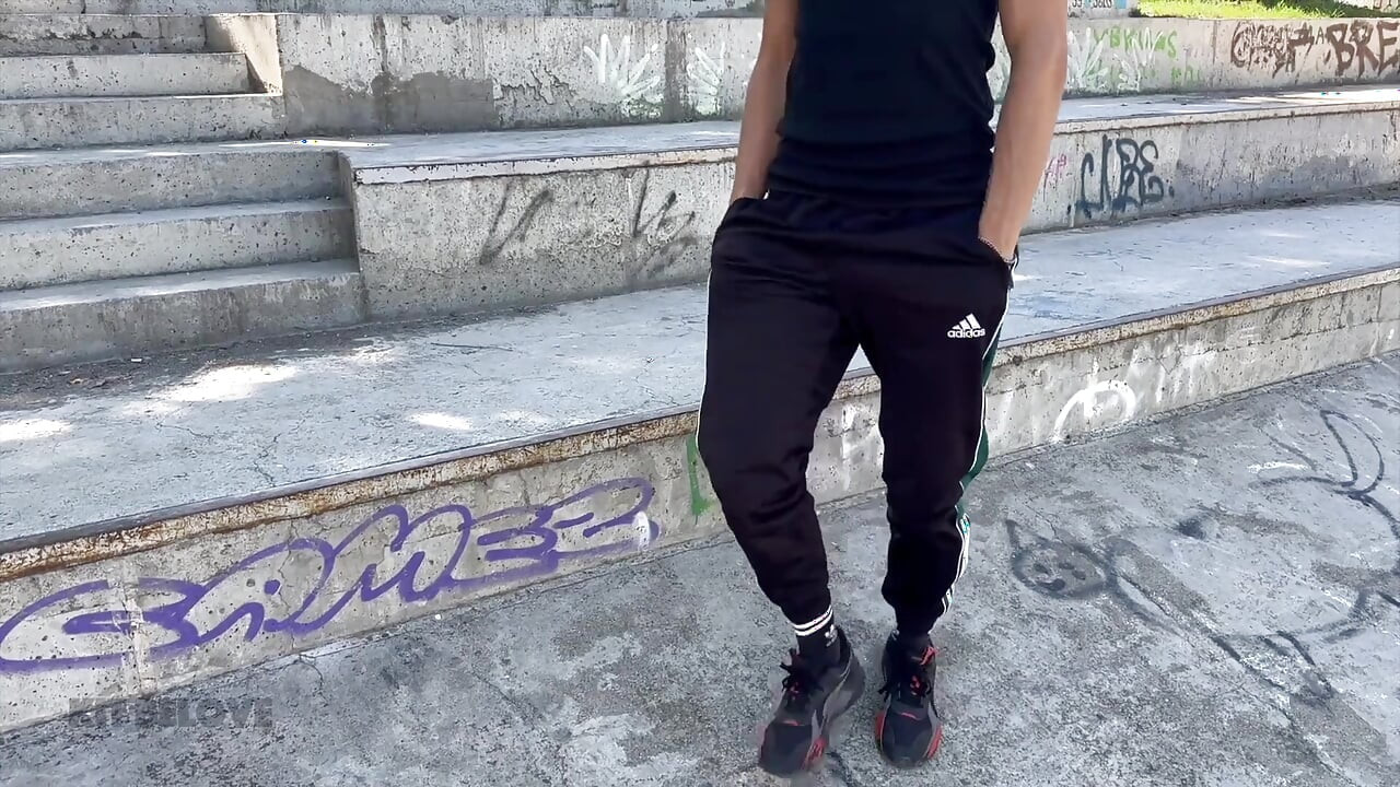 Este skateboarder pe o scară de incendiu.