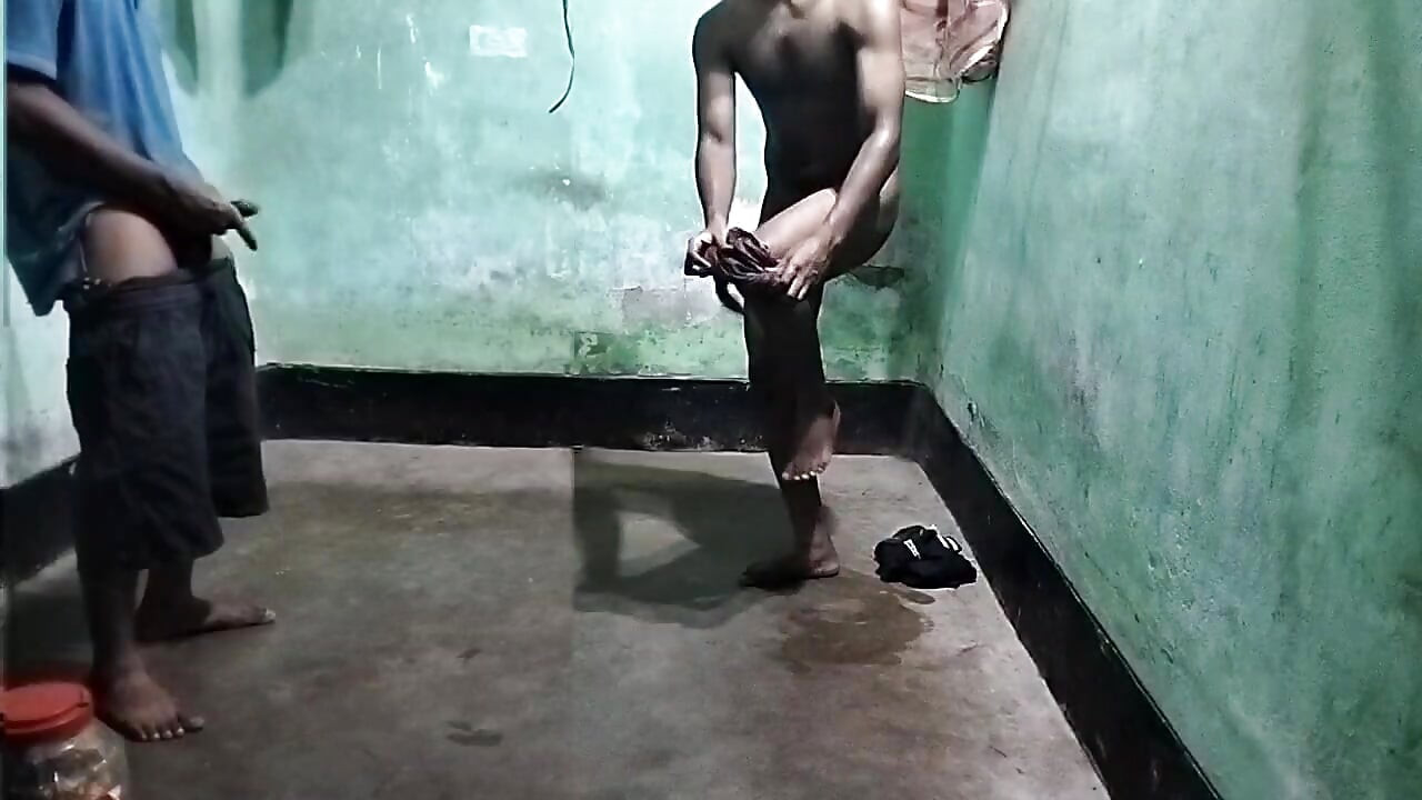 Twink 男孩第一次观看裸体印度同性恋色情现实