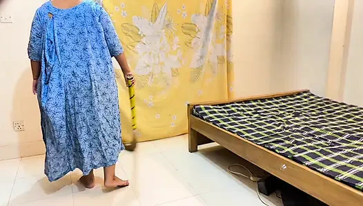 Rol oyunu: üvey anne ve üvey oğlu baba evde yokken rol oyunu sekse başlıyor - sahte bağlı eller ve sert sikiş