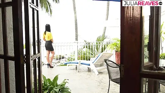 Горячая девушка прыгает на хуище, скачет на нем, затем ест сперму