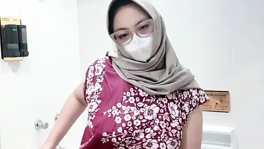 Air mancur gadis berbaju daster batik