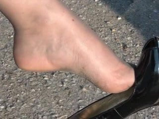 OUTDOOR NYLON LEGS IN CAR