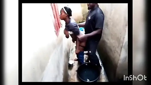 Afrikanischer sex in einer ecke