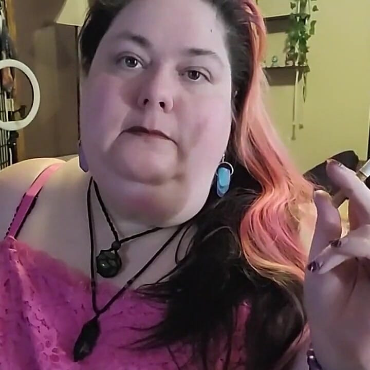 SSBBW kouří při hraní s mým krkem a masivními pažemi