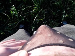 Pau pequeno maricas usando calcinha ao ar livre