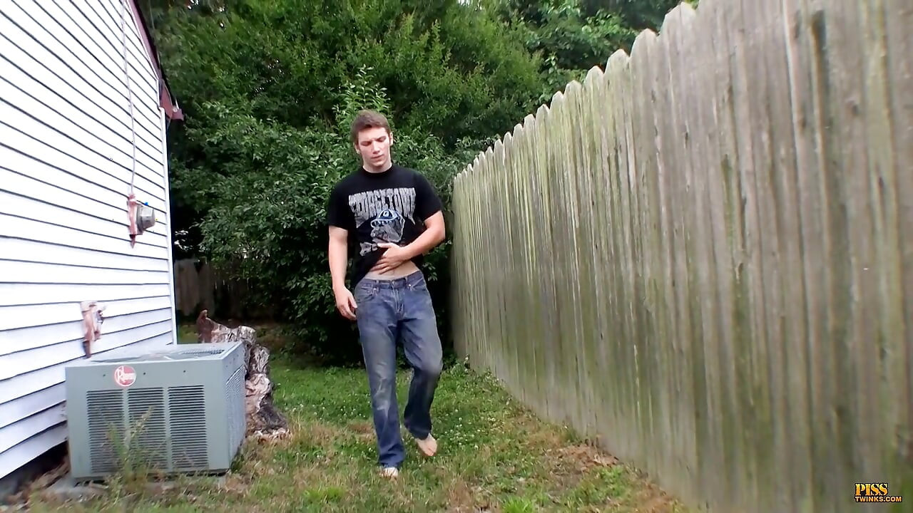 Pissing & jerking out some hot juice!
