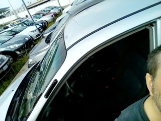 Kocalos - halka açık bir otoparkta bir arabaya işemek