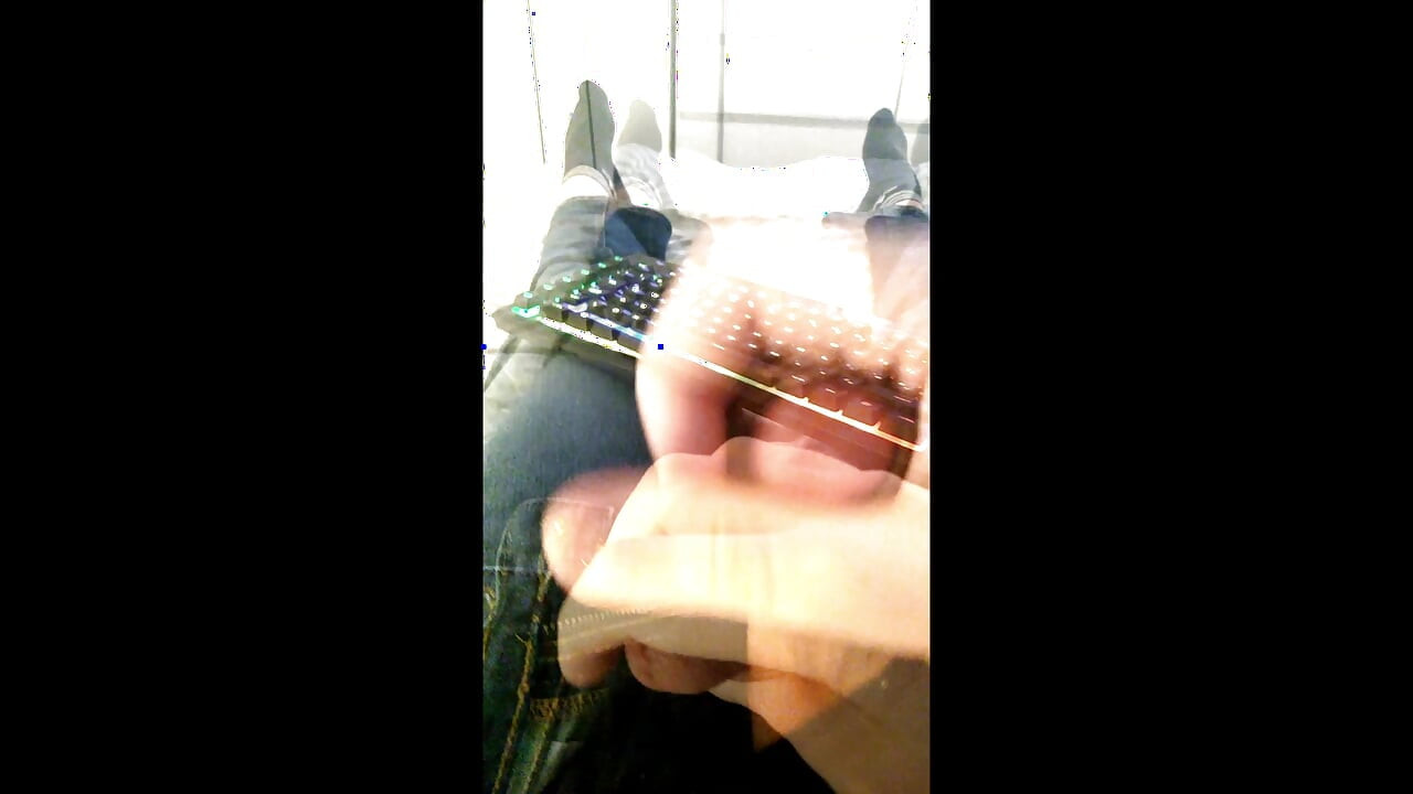 Brzo drkanje i svršavanje u moje traperice dok igram