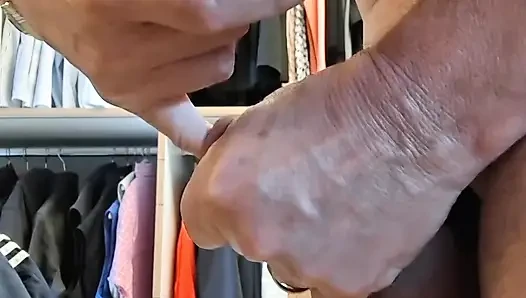 Büyük yarak, anal tıkalı, büyük taşaklar, parmakla sikiş buna bayılıyorum