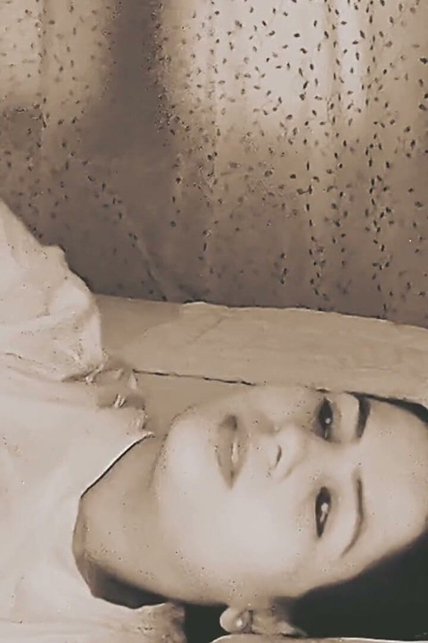 Latika skáče na péru mladšího nevlastního bratra