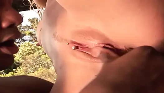 Büyük doğal memeli büyük doğal siyah yarak bebek