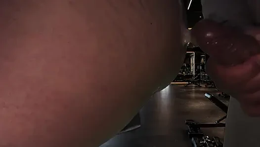 Spor salonunda bir yabancıyla sert seks yaptı ve 2 kez geldi.