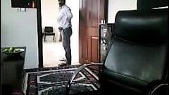 Papai árabe iraquiano fica animado em seu escritório !!