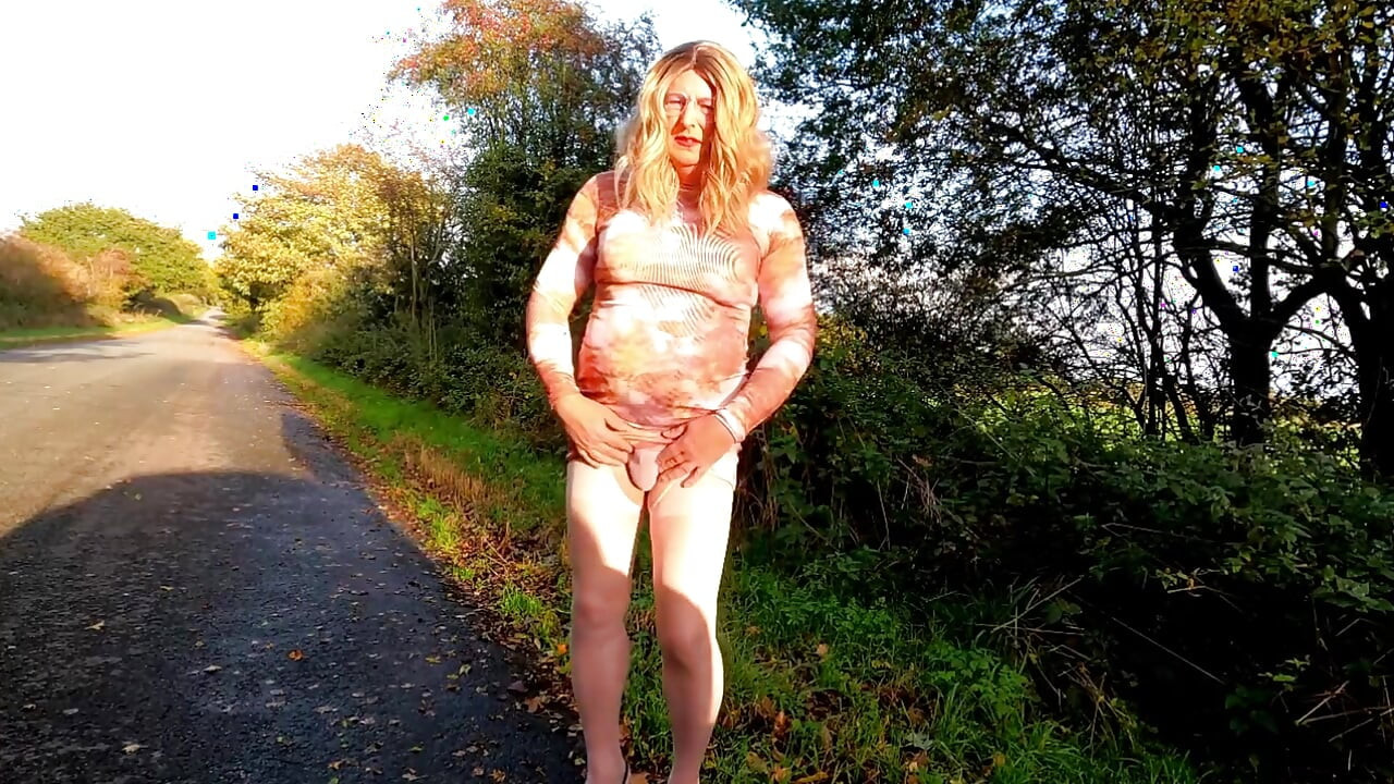 Crossdresser Kellycd2022 في جولة بالسيارة في الممرات