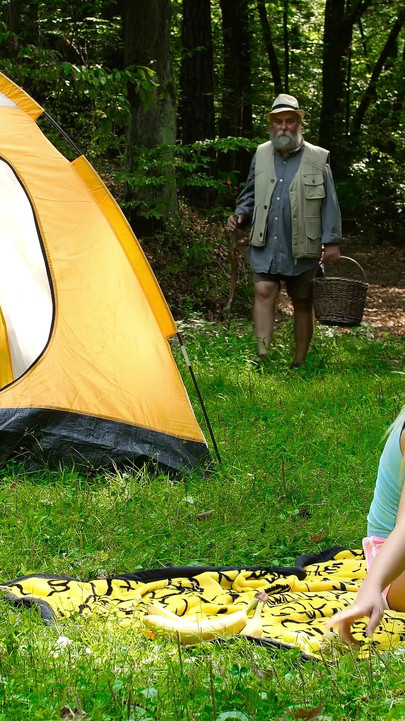 Lelaki tua memujuk si blonde segar di Tempat Terbuka