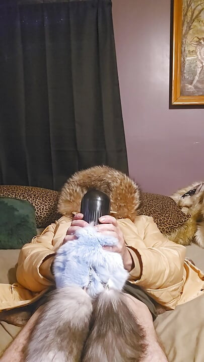 W moim dużym futrzastym kapturze za pomocą pompy do penisa owiniętego w futra i ogony