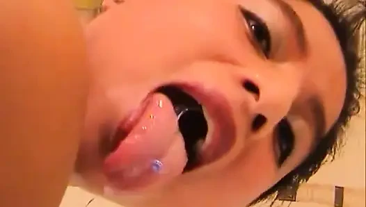 Seksi doğal memeli bebek ağzında amında dildo seviyor