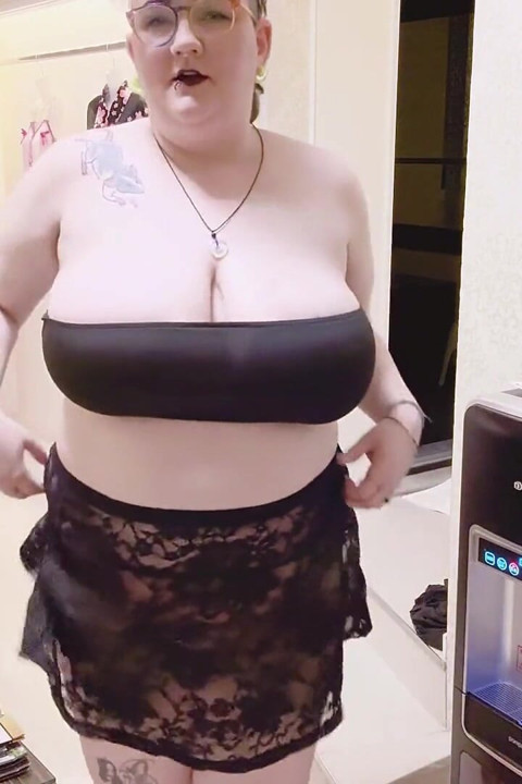 POV roleplay: Roomate quer verificar se sua roupa é sacanagem