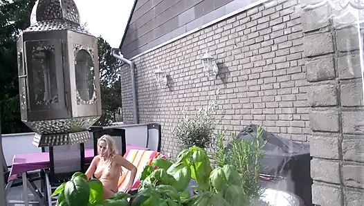 Vollbusige blonde MILF wird zu dritt doppelpenetration gefickt