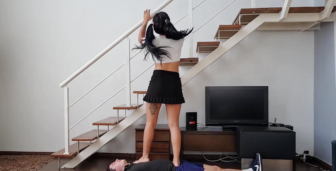 啦啦隊長跺腳以為自己要去參加派對的失敗者