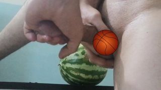 Arabischer Mann fickt eine Wassermelone