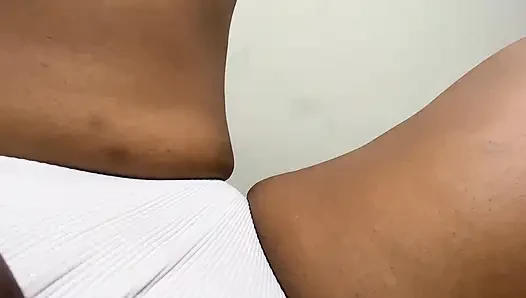 Tonton gimana pelacur sange ini ngancurkan memeknya sampai muncrat kaya orang gila