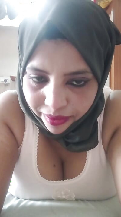 Couppilsmallu enjoing in bed room